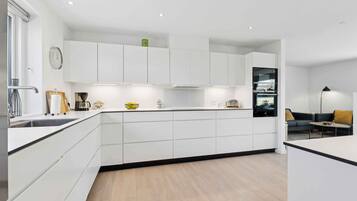 Køleskab, ovn, kogeplade, opvaskemaskine