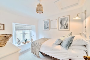 2 bedrooms, iron/ironing board, internet, bed sheets