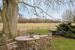 Outdoor dining - Spacious holiday home near nature experiences (Otterup)