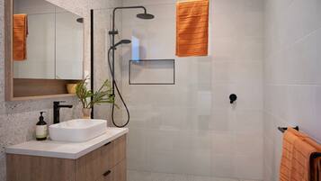 Douche, sĂšche-cheveux