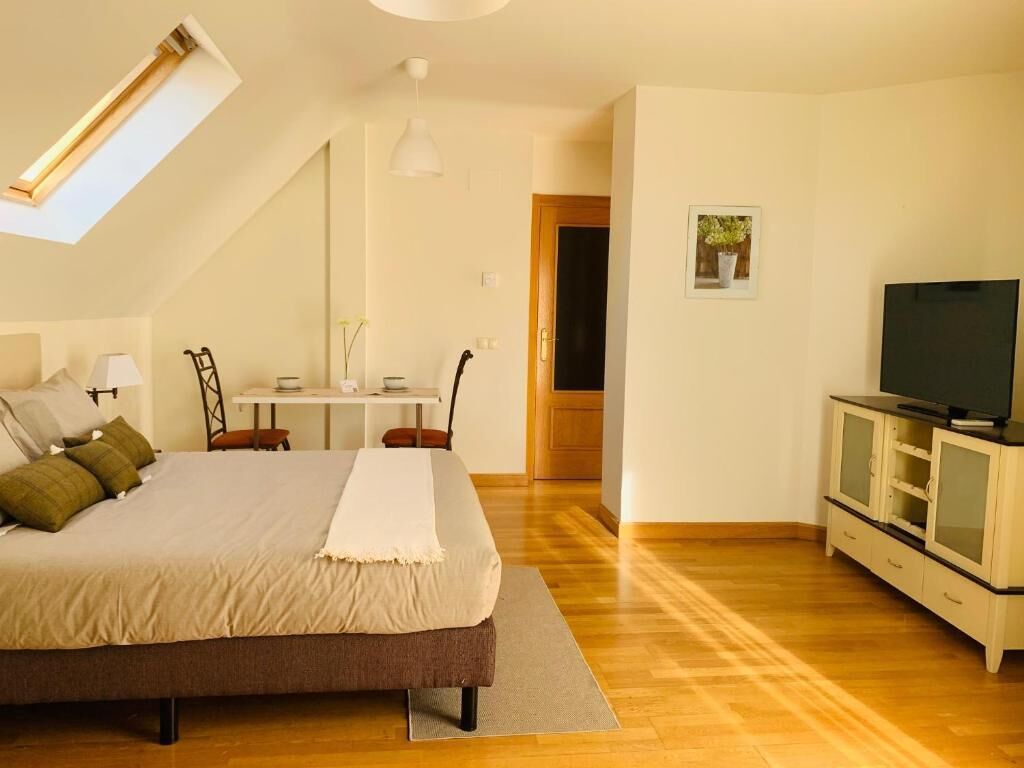 Cubrecamas, escritorio, espacio para trabajar con laptop y wifi gratis 