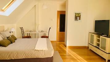 Estudio, balcón, vistas a la montaña | 1 dormitorio, edredones de plumas, escritorio