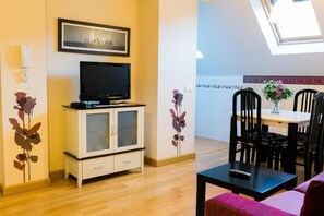 Family Penthouse | Living area | 22-inch TV with cable channels - Aticos La Aliseda by Valdesierra (Bejar)