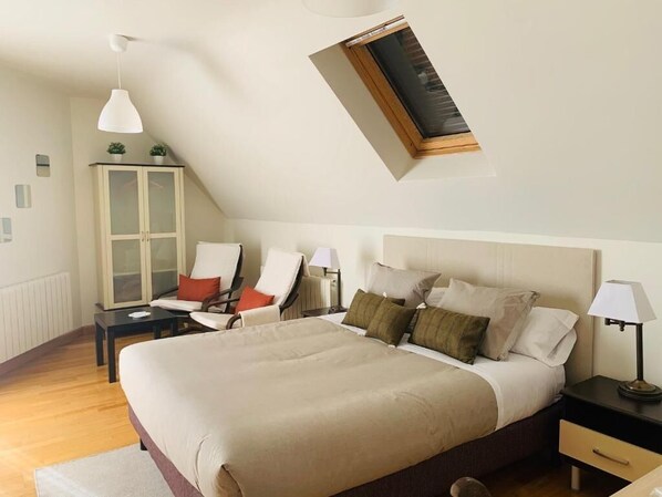 Standard Penthouse | Down duvets, desk, laptop workspace, free WiFi - Aticos La Aliseda by Valdesierra (Bejar)