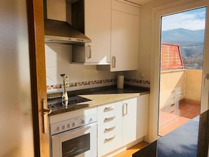 Studio, Balcony, Mountain View | Private kitchen