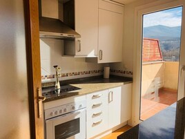 Ático estándar | Cocina privada | Cafetera o tetera, frigorífico pequeño, microondas y placa de cocina