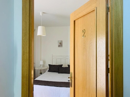 Cubrecamas, escritorio, espacio para trabajar con laptop y wifi gratis . Aticos La Aliseda by Valdesierra