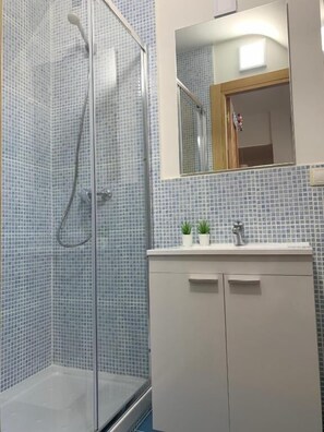 Standard Penthouse | Bathroom | Shower, towels, toilet paper - Aticos La Aliseda by Valdesierra (Bejar)