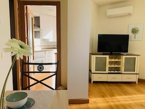 Studio, Balcony, Mountain View | Living area