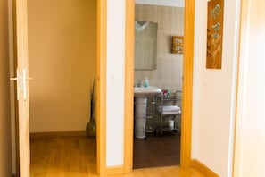 Apartment, Balcony, Mountain View | Bathroom