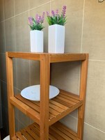 Ático estándar | Baño | Ducha, toallas y papel higiénico