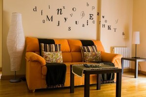 Superior Penthouse | Living area | 22-inch TV with cable channels - Aticos La Aliseda by Valdesierra (Bejar)