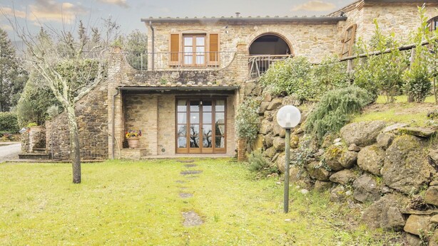 A stone house with a large front door, a balcony, and a stone wall. - Casa Viola Pool, Wifi, Montaione (Montaione)