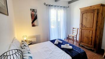 2 bedrooms, bed sheets