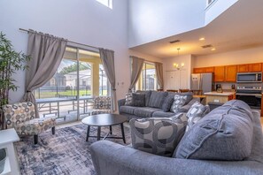 Televisor intel·ligent, reproductor de DVD i futbolí 