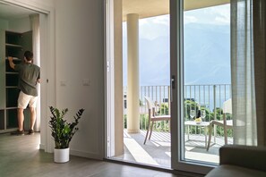 Căn hộ có tầm nhìn toàn cảnh, ban công, quang cảnh hồ | Khu phòng khách | TV LED 50-inch có truyền hình kỹ thuật số 