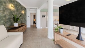 Leilighet – panorama, balkong, utsikt mot innsjø | Oppholdsområde | En 50-tommers LED-TV med digitale kanaler