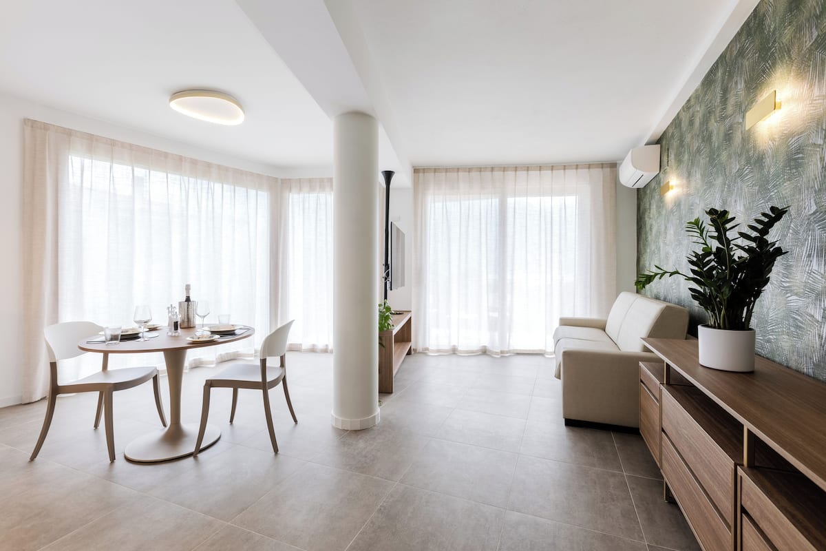 Panoramic Apartment, Balcony, Lake View | Interior