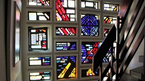 A staircase with a modern design, leading to a wall with multiple stained glass windows. - Apartment "Panorama" with Lake and Mountain Views, Wi-Fi (Friedrichshafen)
