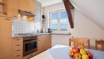 Fridge, oven, stovetop, coffee/tea maker