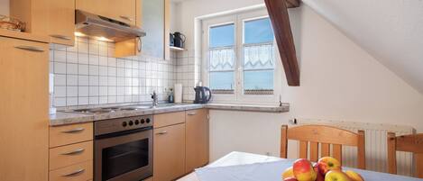 冷蔵庫、オーブン、コンロ、コーヒー / ティーメーカー