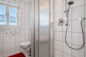 Suihku, hiustenkuivaaja, pyyhkeet