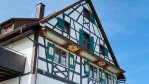 A traditional half-timbered building with multiple windows, a visible chimney, and a clear sky. - Haus Hilebrand - Apartment '4, 75 sqm' with Shared Garden, Balcony and Wi-Fi (Kressbronn a. B.)