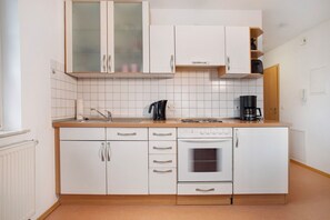 Kühlschrank, Ofen, Herdplatte, Wasserkocher mit Kaffee-/Teezubehör