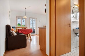 Interior - Holiday Apartment '5, 45 sqm' with Shared Garden, Balcony and Wi-Fi (Kressbronn a. B.)