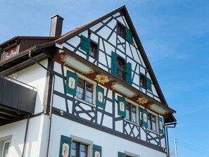 A traditional half-timbered building with multiple windows, a visible chimney, and a clear sky. - Haus Hilebrand - Apartment '5, 45 sqm' with Shared Garden, Balcony and Wi-Fi (Kressbronn a. B.)