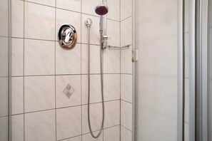 Douche, sèche-cheveux, serviettes fournies