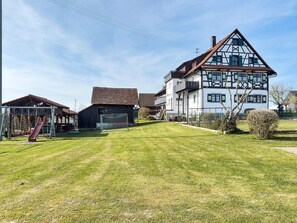 Children's area - Holiday Apartment '2, 80 sqm' with Shared Garden, Balcony and Wi-Fi (Kressbronn a. B.)