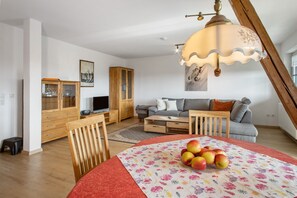 Living area - Holiday Apartment '2, 80 sqm' with Shared Garden, Balcony and Wi-Fi (Kressbronn a. B.)