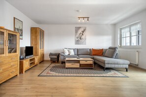 Living area - Holiday Apartment '2, 80 sqm' with Shared Garden, Balcony and Wi-Fi (Kressbronn a. B.)