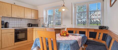 Réfrigérateur, four, plaque de cuisson, cafetière/bouilloire