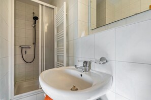 Ducha, secador de pelo y toallas