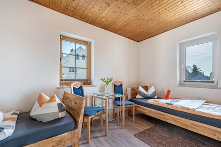 1 bedroom, free WiFi, bed sheets. Room 'Gästezimmer 1' with Shared Terrace, Shared Garden and Wi-Fi