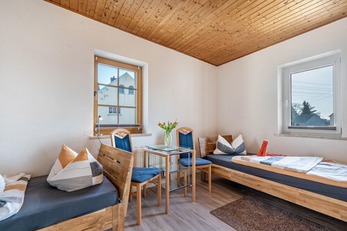 Zimmer 'Gästezimmer 1' mit gemeinsamer Terrasse, gemeinsamem Garten und Wi-Fi