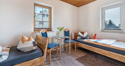 Zimmer 'Gästezimmer 1' mit gemeinsamer Terrasse, gemeinsamem Garten und Wi-Fi