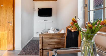 Zimmer 'Gästezimmer 1' mit gemeinsamer Terrasse, gemeinsamem Garten und Wi-Fi