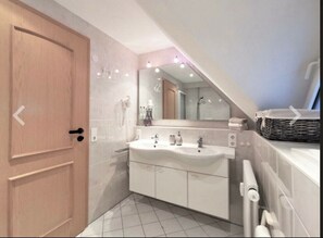 Chuveiro, secador de cabelo, toalhas de banho 