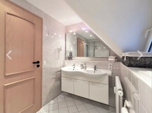 Ducha, secador de pelo, toallas