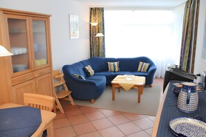 TV, DVD player - Apartment 'Kurhotel Schluchsee, Eisenhauer' with Shared Terrace, Shared Garden and Wi-Fi (Schluchsee)