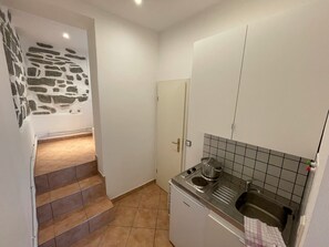 Fridge, stovetop, coffee/tea maker, electric kettle