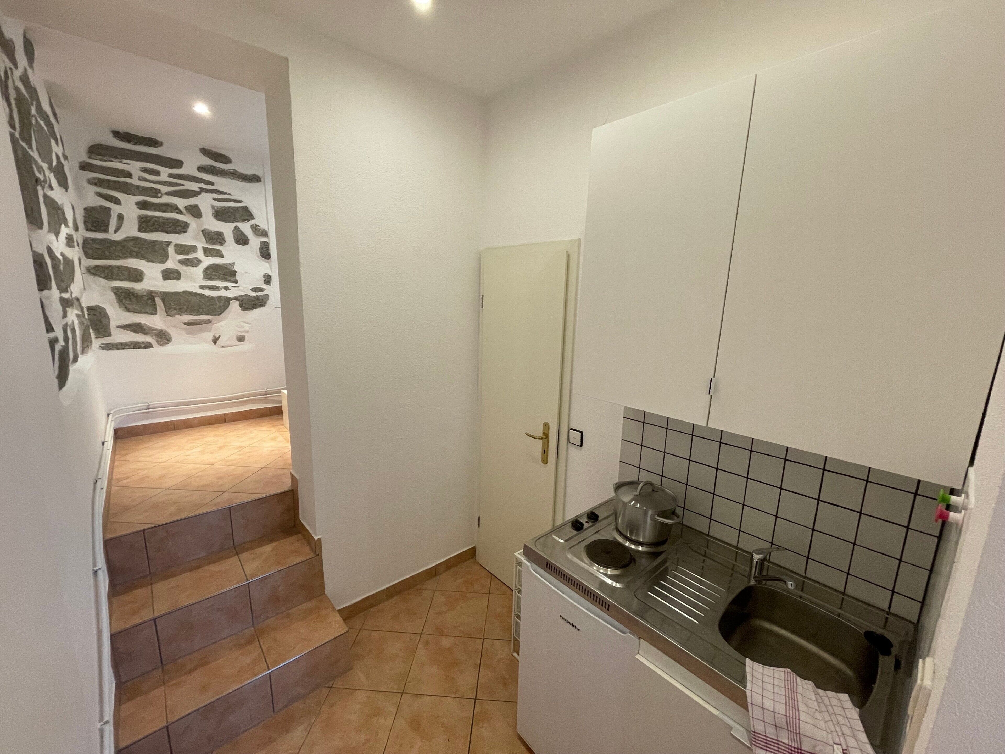 Kühlschrank, Herdplatte, Wasserkocher mit Kaffee-/Teezubehör