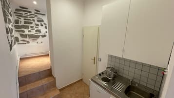 Kühlschrank, Herdplatte, Wasserkocher mit Kaffee-/Teezubehör