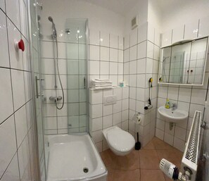 Douche, sèche-cheveux, serviettes fournies