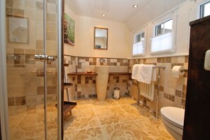 Een douche, een haardroger, handdoeken