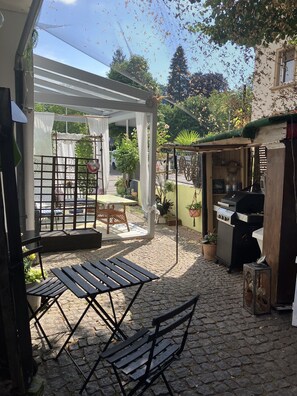 Outdoor dining - Apartment 'Near Switzerland' with Private Terrace, Garden and Wi-Fi (Kandern)