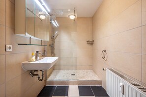 Dusch, hårtork och handdukar